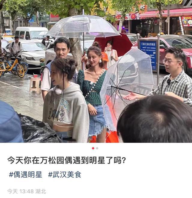 张歆艺袁弘坐路边吃饭，当众甜蜜相拥秀恩爱，女方青筋直冒瘦脱相