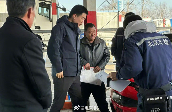 李想给新买的法拉利上牌被偶遇 网友：居然亲力亲为