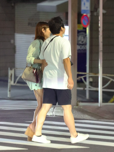 抓到了!美乃すずめ(美乃雀)和搞笑艺人过夜!