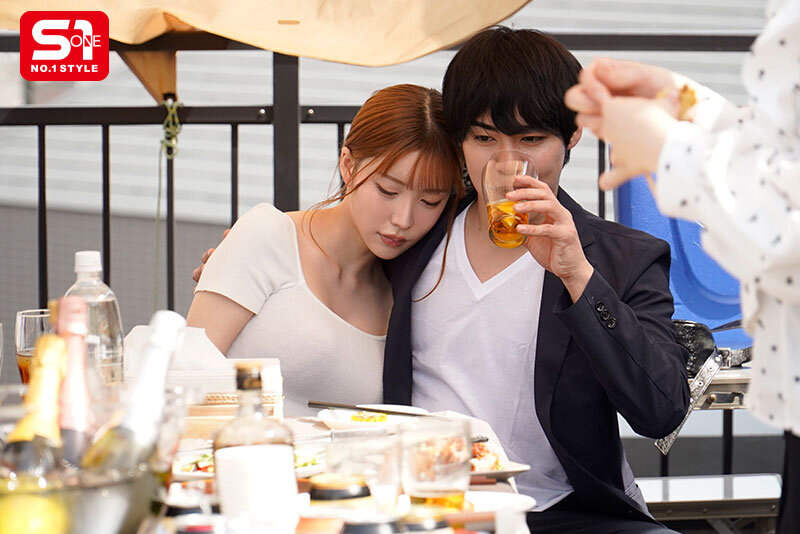 笹倉彩(笹仓彩)作品SONE-953发布！酒后变超随便的巨乳OL，在公司烤肉会上对所有员工双腿大开