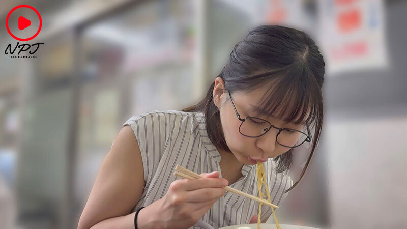 由衣陽菜(由衣阳菜)作品NPJS-247发布！这位被交友软体钓到、胸部很大还有一双大长腿的饥渴眼镜妹是？