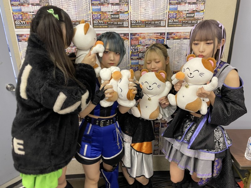 引退后转行当偶像⋯她却因为伙伴和粉丝乱来丢了工作!