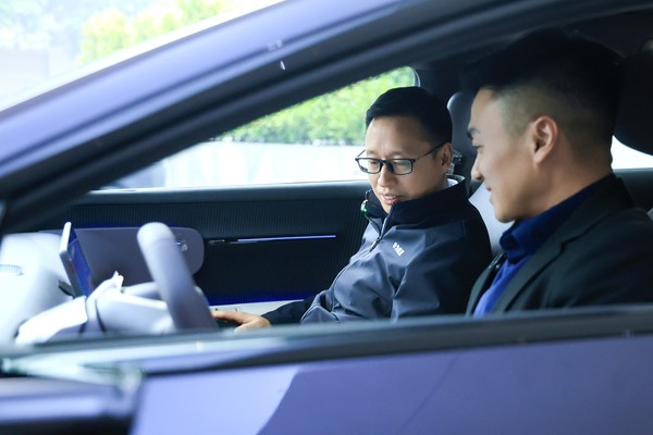 新款阿维塔12实车首次曝光：设华为乾崑智驾Logo