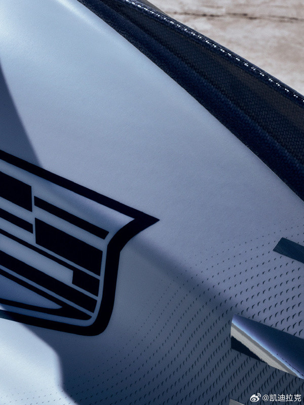 凯迪拉克F1车队2026赛季正式涂装亮相 黑白双拼设计