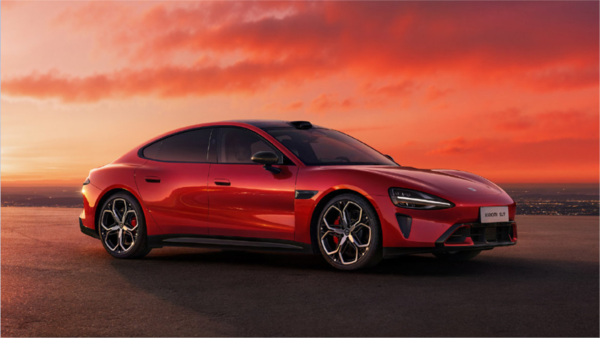 雷军展示新一代SU7机械门把手 二排座椅配有备份电源