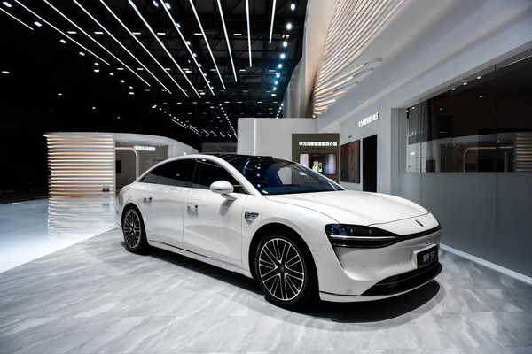 余承东公布享界新色,粉色享界S9T亮相上海AWE