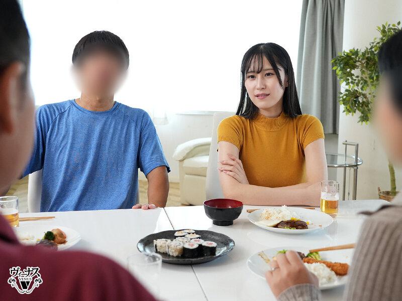 雨宫响(VEMA-258) 公司里最正的女同事揪我假扮男友！回老家探亲变「真枪实弹」