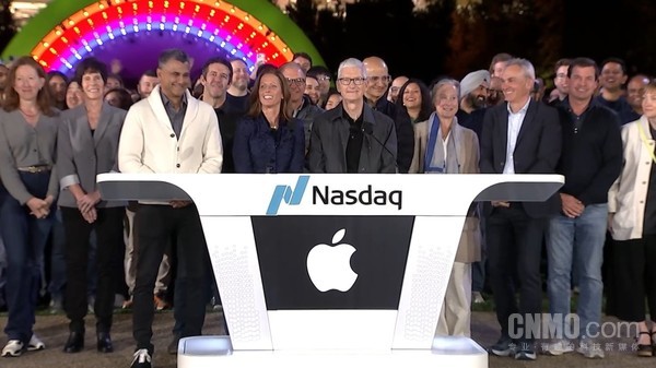 库克在Apple Park敲响纳斯达克开盘钟 并发表演讲 库克在Apple Park敲响纳斯达克开盘钟 并发表演讲