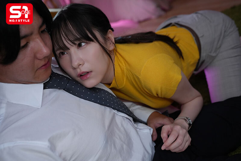 村上悠华(SNOS-240) 「我的性感巨乳女友」对谁都双脚大开,全公司都享用过她的「饱满胴体」…