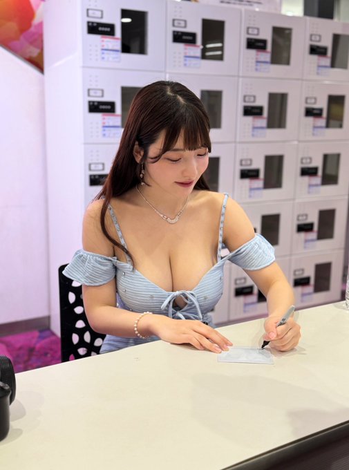 彩月七绪(OFES-033) 姐姐实在太骚了！H罩杯雪嫩爆乳美少女「彩月七绪」本月新作被弟弟朋友中出！