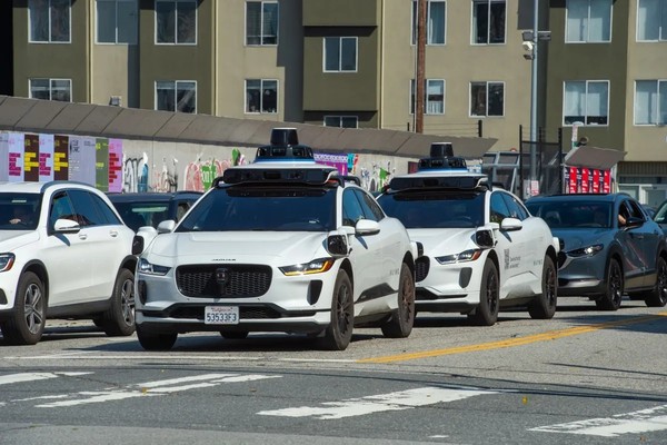 Waymo 曝Waymo与Zoox测试车致安全员受伤 急刹变向成主因